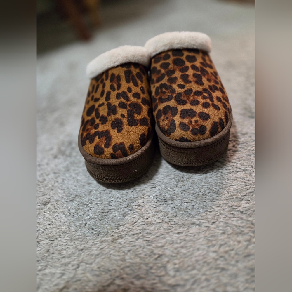 Leopard Print Fuzzy Platform Clogs - Picture 3 of 8